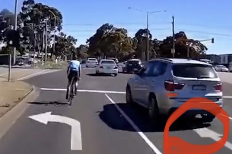 AmauryGdM's tweet photo. @PuceronOrpheee @social_traitre @KaderHamiche @LCyclable @cctvidiots Et du coup la voiture aucun problème sur son placement ? Sans parler de la violence du choc pour le cycliste.. https://t.co/IFJoibllip