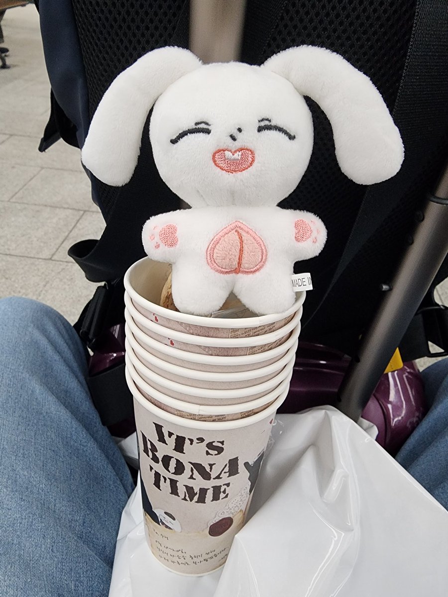 #뽀야는_28년째_검거_지연중
#its_bona_time
부산 내려가기 전 들른 카롱씨!
럭드 운 좋게 키링 다 다르게 나옴ㅎㅎ
어쩌다 뮤지컬 + 생카투어가 된 이번 서울 여정 끝!