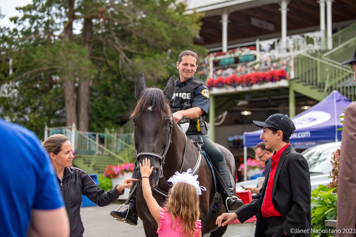jmg27_janet's tweet image. King Tut and his partner Officer Barrett on patrol at Saratoga Racecourse making some new friends……lots of smiles and happy faces😁💙 #saratogaracecourse #mountedunit