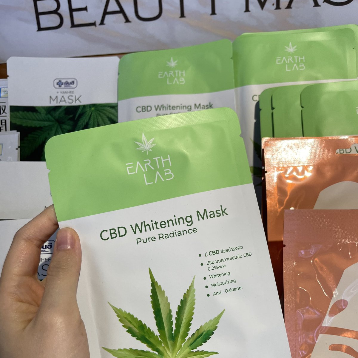 iamfatgirls's tweet image. อยากเจอพี่ดงวอนบินโว้ยย วันนี้ไปตำมาส์กของ Earth lab แบบงงๆที่ Tops เพิ่งรู้ว่าซื้อครบ 2,000 ก็ได้ลุ้นเป็น Top spender กับดงวอนบินด้วยอะะ กลับไปตำเพิ่มด่วนๆเลยจ้าา #DongWonBin #ดงวอนบิน #Earthlab #EarthlabXDongWonBin #EarthlabByDrCBD #DrCBD