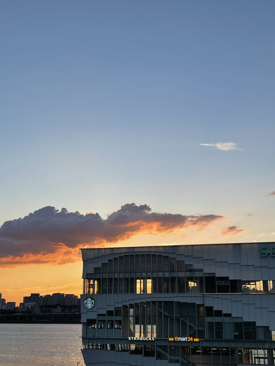 รีวิวเกาหลี Starbucks ติดแม่น้ำฮัน หรือ Seoul wave artcenter ตอนพระอาทิตย์ตกดิน สวยมากก ไม่ผิดหวัง ใครไปเกาหลีแนะนำ  #รีวิวเกาหลี 

ก่อนไปดูเวลาพระอาทิตย์ตกดินมาก่อนเด้อ ในรูปคือตกดิน 19.30น. 😝