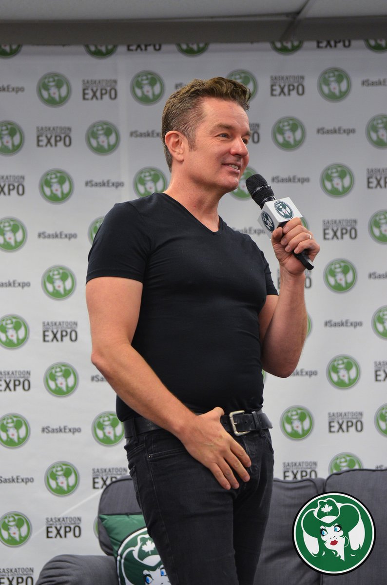 jamie_marsters's tweet photo. Pics of the Day: Chatty @JamesMarstersOf happy as a pig in shit... chatting away at @SaskExpoYXE 2016 

#JamesMarsters #SaskatoonExpo #SaskExpo #ChattyJames #ThisReallyIsHisHappyPlace #IAlwaysSayIfYoureNervousToMeetJames #DontBe #HeCanHappilyChatEnoughForTheBothOfYa! https://t.co/yB5c3owwsj