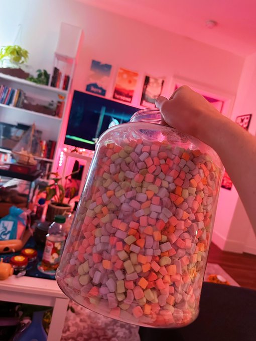 Im ready for the hurricane with my 2.5ib jar of lucky charms marshmallows https://t.co/RzvW2B4gl5