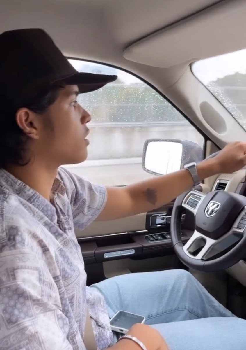 bbniecharri's tweet photo. pogi naman ng driver, crush ko na tuloy

KYLE SwaggerOnASAP https://t.co/a2SfHPhX8a