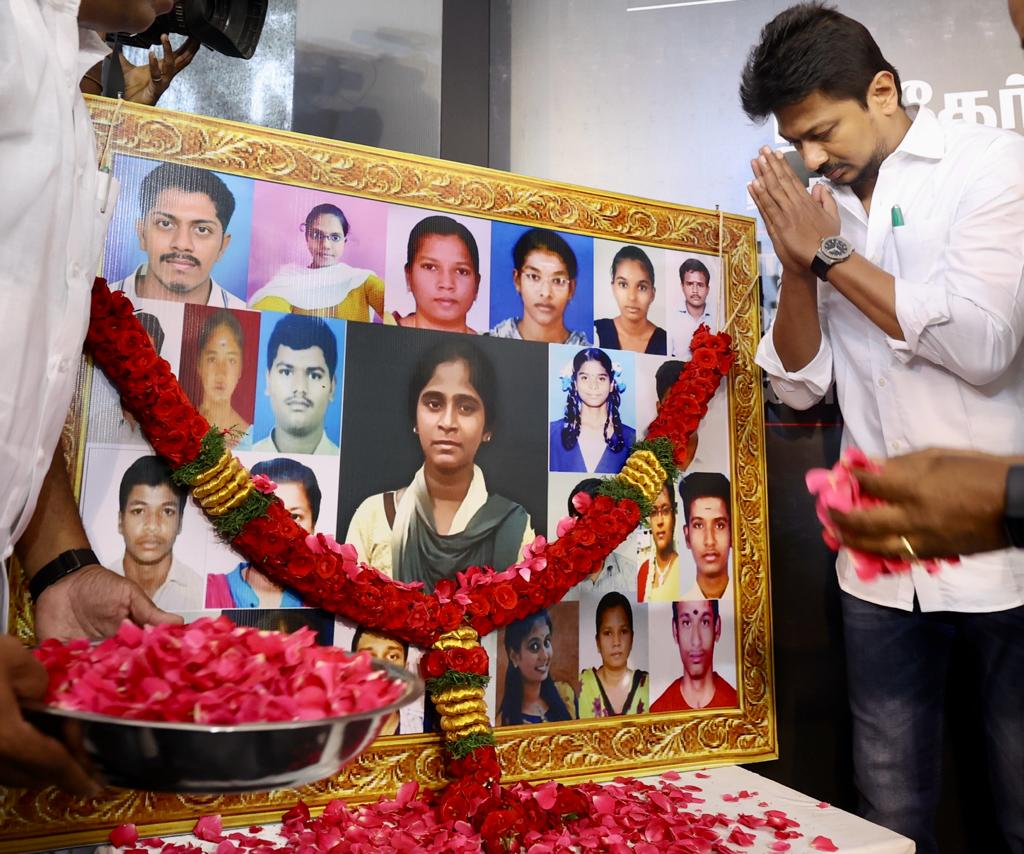 Udhaystalin's tweet image. தமிழ்நாட்டு மாணவர்களின் மருத்துவராகும் கனவோடு அவர்களின் உயிரையும் வேட்டையாடுகிற நீட் தேர்வை ரத்து செய்யாத ஒன்றிய அரசையும் - துணை போகும் ஆளுநரையும் கண்டித்து, கழகத்தலைவர் மாண்புமிகு முதலமைச்சர் @mkstalin அவர்களின் வழிகாட்டுதலின்படி @dmk_youthwing, @dmk_studentwing, @MedicalwingDMK…