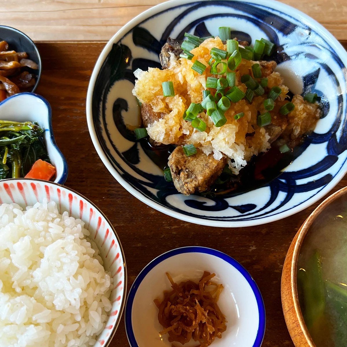 TakaMasui's tweet image. しばらく日本っぽいものが食べられなそうなので昼メシはひより食堂へ。鰹の唐揚げいただきました。メインも小鉢も味噌汁も安定の美味しさ。10周年おめでとう！
#hayama #lunchtime #friedfish #japanesefoods
