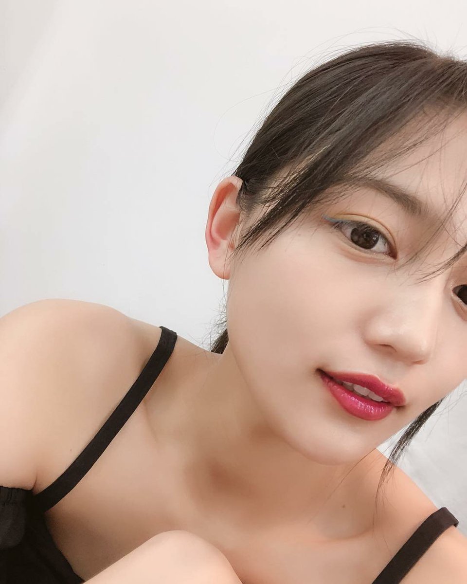 새벽에 하쨩 인스타 정주행햇는데
밑으로갈수록 이런 앙큼♡한 셀카300장잇어서 비명지름