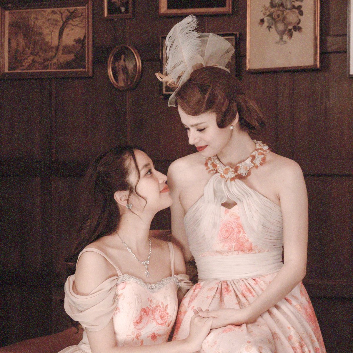 ร้อยเรียงรักจักฝากไปสุดไกลฟ้า
ฝากลมพาหอบรักอย่าผลักใส
ฝากดวงดาวทอแสงแห่งหัวใจ
อีกห่วงใยรวมร้อยไปให้ถึงเธอ

'อีกหลายปีเหลือเกินกว่าอนิลจะเสด็จกลับ แต่หญิงเองก็ยังไม่เคยเลิกกาวันที่ในปฏิทินเพื่อนับวันรอ'

#ปิ่นภักดิ์ #TheLoyalPin