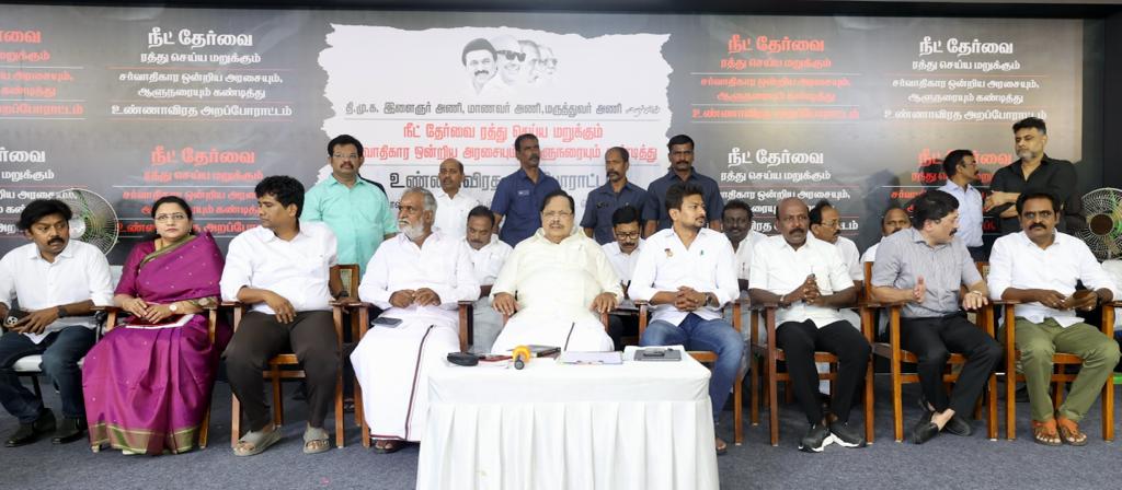 Udhaystalin's tweet image. தமிழ்நாட்டு மாணவர்களின் மருத்துவராகும் கனவோடு அவர்களின் உயிரையும் வேட்டையாடுகிற நீட் தேர்வை ரத்து செய்யாத ஒன்றிய அரசையும் - துணை போகும் ஆளுநரையும் கண்டித்து, கழகத்தலைவர் மாண்புமிகு முதலமைச்சர் @mkstalin அவர்களின் வழிகாட்டுதலின்படி @dmk_youthwing, @dmk_studentwing, @MedicalwingDMK…