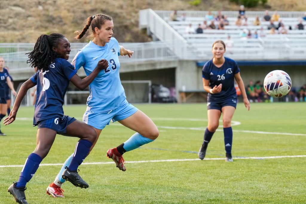 W⚽️ | A few more frames of @wwu_wsoccer in action Saturday night vs. Trinity Western at Harrington Field.

📸 : <a href="/dkcairns/">Dennis Cairns</a>