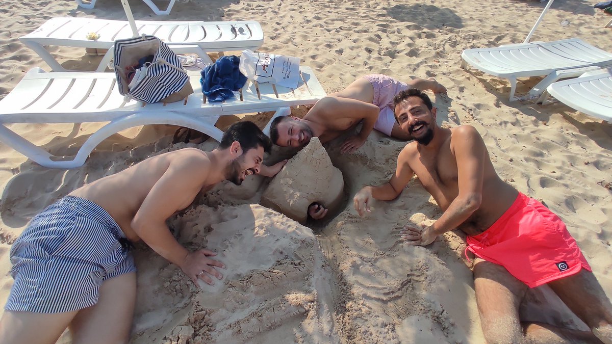 Bakınız herkesin yaşı 30+ ama bu o kadar güzel bi gerçek ki bu gülüşleri 15 yıldan fazla emekle ancak alabiliyorsunuz.