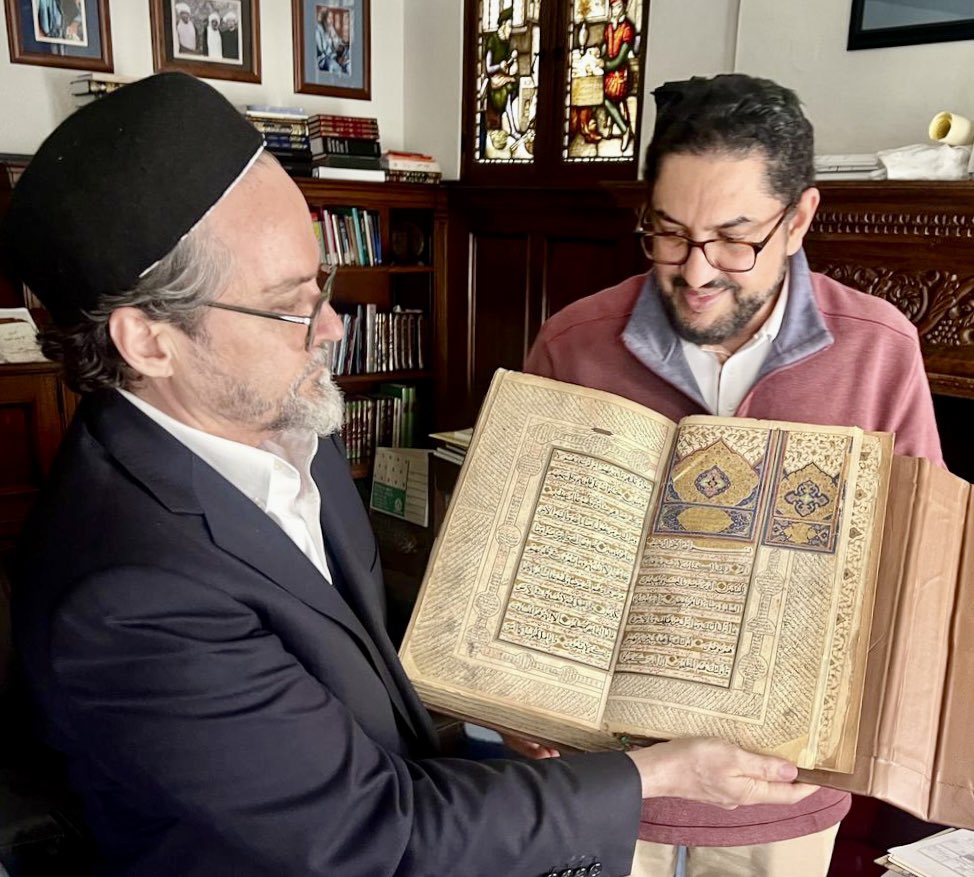 MahfoudhSheikh's tweet photo. نسخة مُذهّبة ونادرة من القرآن الكريم

خلال زيارتي لكلية الزيتونة المباركة ببركلي - كاليفورنيا ولقائي رئيسها اخي العزيز العالم الدكتور الشيخ حم��ة يوسف   حفظه الله ورعاه شرفني باطلاعي  على نسخة من  القرآن الكريم  يبلغ عمرها 200 عام وعليها حاشية بترجمة فارسية بتكليف من السلطان محمد خان (1795-1861)
سلطان محمد خان المعروف أيضا باسم غازي سردار سلطان محمد طلعي  من افغانستان  وقد اهديت له  من مطرف احدى العائلات المسلمة الافغانية.
﴿ إِنَّا نَحْنُ نَزَّلْنَا الذِّكْرَ وَإِنَّا لَهُ لَحَافِظُونَ﴾ صدق الله العظيم
