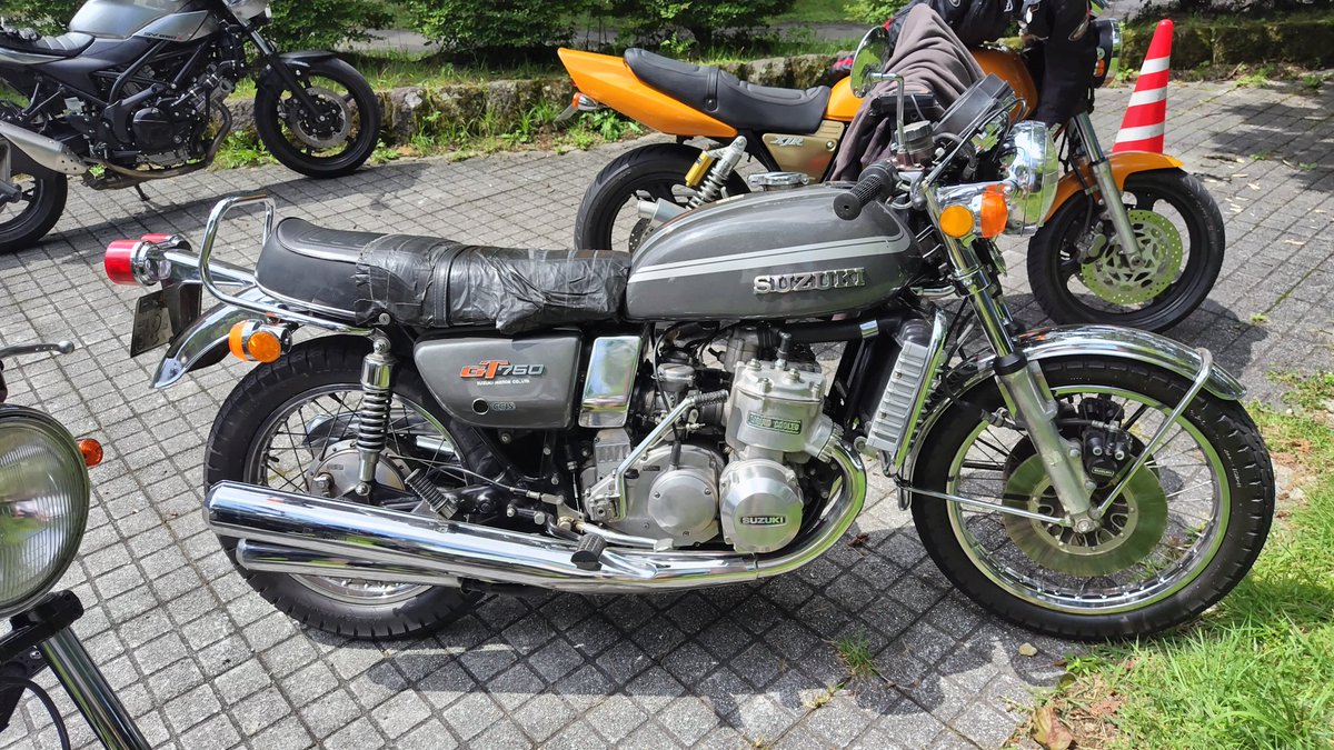 ルーティン終了後の雑談タイム
このＧＴ７５０、我が家にお迎えすることになるかもしれん。
オーナー（70才）に「乗らなくなったら是非！」と言ったら「持って行って良いよ。」と…
逆にいくら払えば良いのか、悩む…