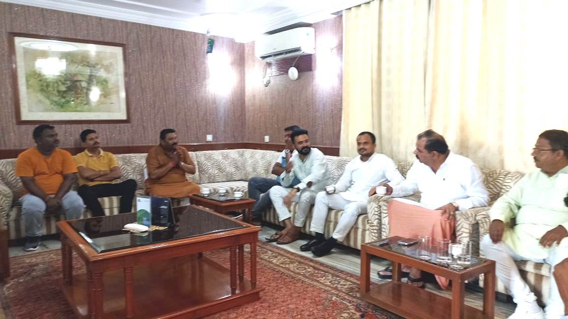 ravisharma_mla's tweet photo. आज सर्किट हाउस सतना (म.प्र.) में भाजपा पदाधिकारियों व कार्यकर्ताओं के साथ "चाय पर चर्चा" के अवसर पर प्रदेश/जिला कार्यसमिति सदस्य, जिला उपाध्यक्ष, सह कोषाध्यक्ष, सरपंच, मण्डल अध्यक्ष, अवर मण्डल अध्यक्ष, कार्यकर्तागण आदि उपस्थित रहे।
@BJP4UP @BJP4India @BJP4MP @BJPLive https://t.co/xxMuNp5DJK