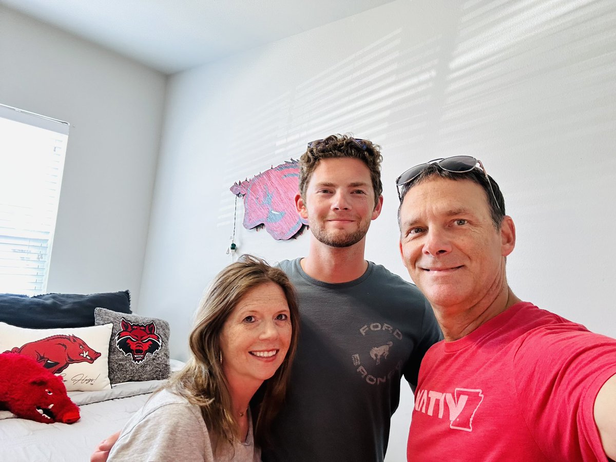 LondaCHamrick's tweet image. Moved one in for JR year of college and the other is learning to drive.  #differentworld #samevalues #faithandgrit