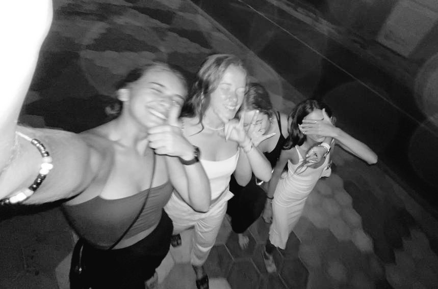 Porque con vosotras se que estoy donde quiero estar. 4/4🩷
