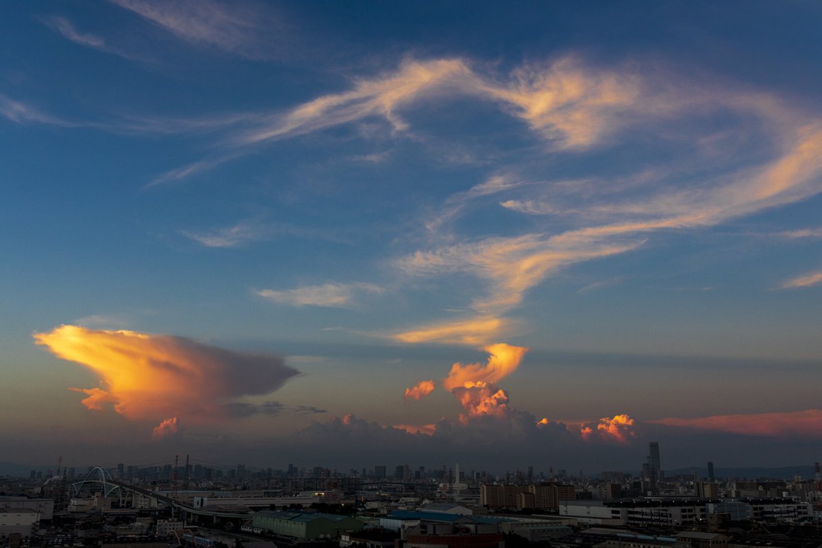 pr99raw's tweet photo. 昨日の青い夕空 vs 今日の赤い夕空 https://t.co/EDqXdMKfJ2