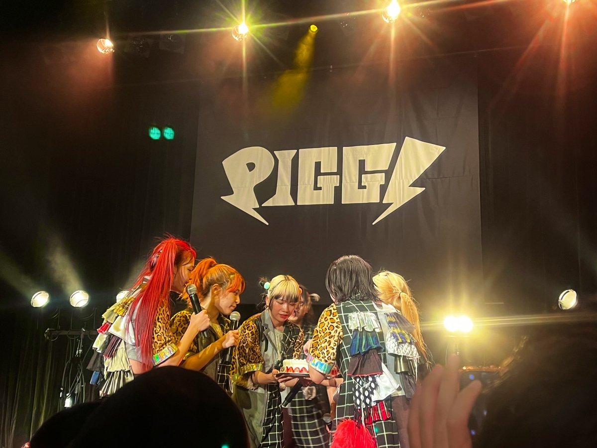 pig_janaiyo's tweet image. いつまでも同じケーキをつつき合う関係であってほしい🐷🎂🎁🎉

#PIGGS
#BBS3