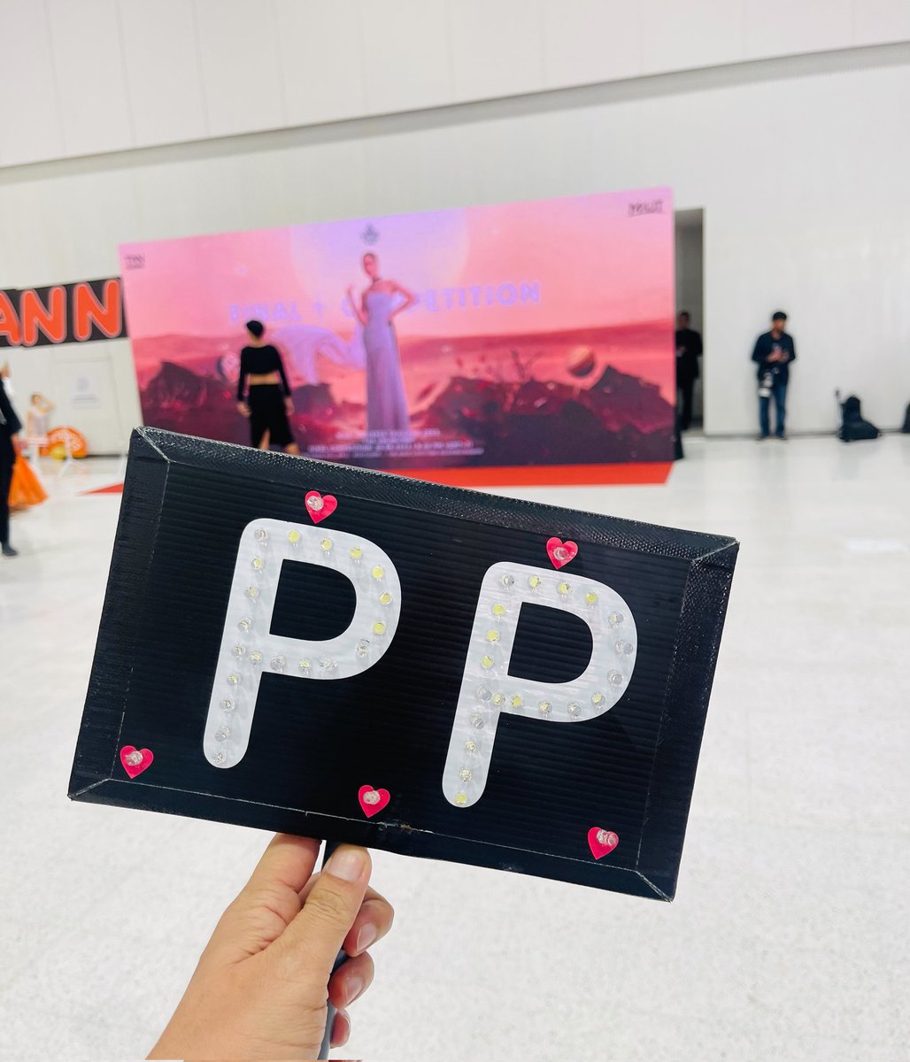 งาน MUT  2023 วันนี้มีป้ายไฟให้ยืมนะคะ✨️
💖 พิกัดรับ: ร้าน S&amp;P ชั้น5 ติดบันไดเลื่อน
💖 พิกัดคืน: บริเวณทางออกหน้า MCC HALL

#MissUniverseThailand2023
#ppkritt #พีพีกฤษฏ์