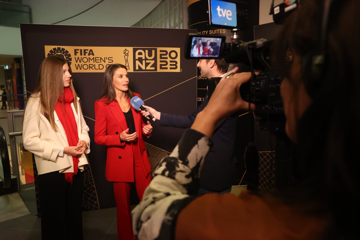 CasaReal's tweet photo. La Reina y la Infanta Sofía ya están en Sídney para asistir a la final de la #FIFAWWC, donde la Reina ha destacado la capacidad para superar obstáculos, el trabajo, el esfuerzo y las ganas de la @SEFutbolFem.

💬"Con independencia de lo que suceda, ellas ya son unas campeonas". https://t.co/KZKMbZ2bVj