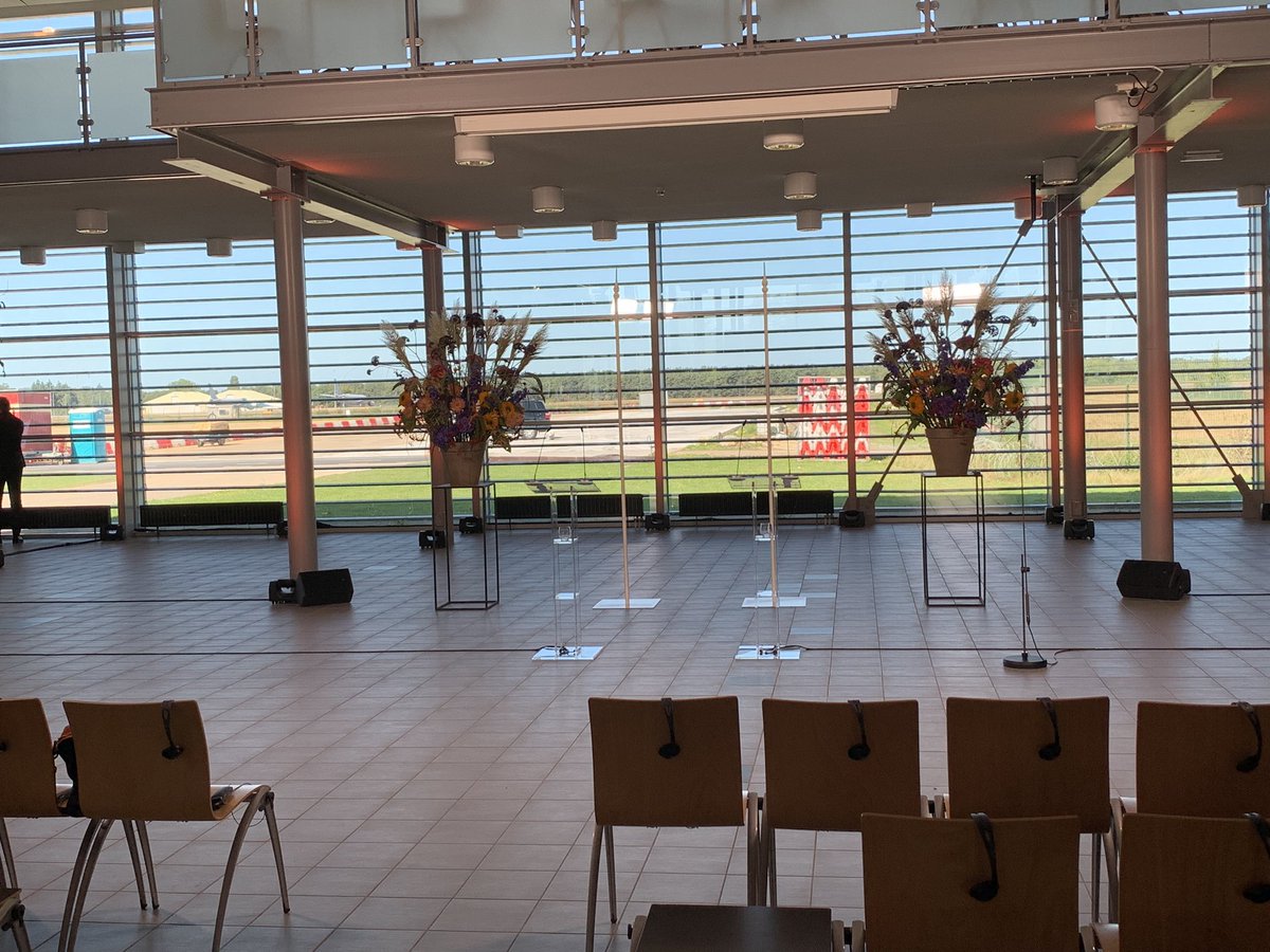 De Oekraïense president Zelenski is zojuist geland op vliegbasis Eindhoven. Hij praat er straks met demissionair premier Rutte, daarna volgt een persconferentie.