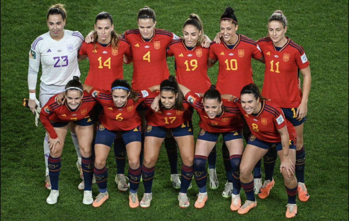 No estáis todas en la foto pero tened la seguridad de TODOS estamos con vosotras !!!! #CopaDeLaLigaFemenina
#seleccionfemeninaespañola #copadelmundo #EquipoGrande #equipoespañol