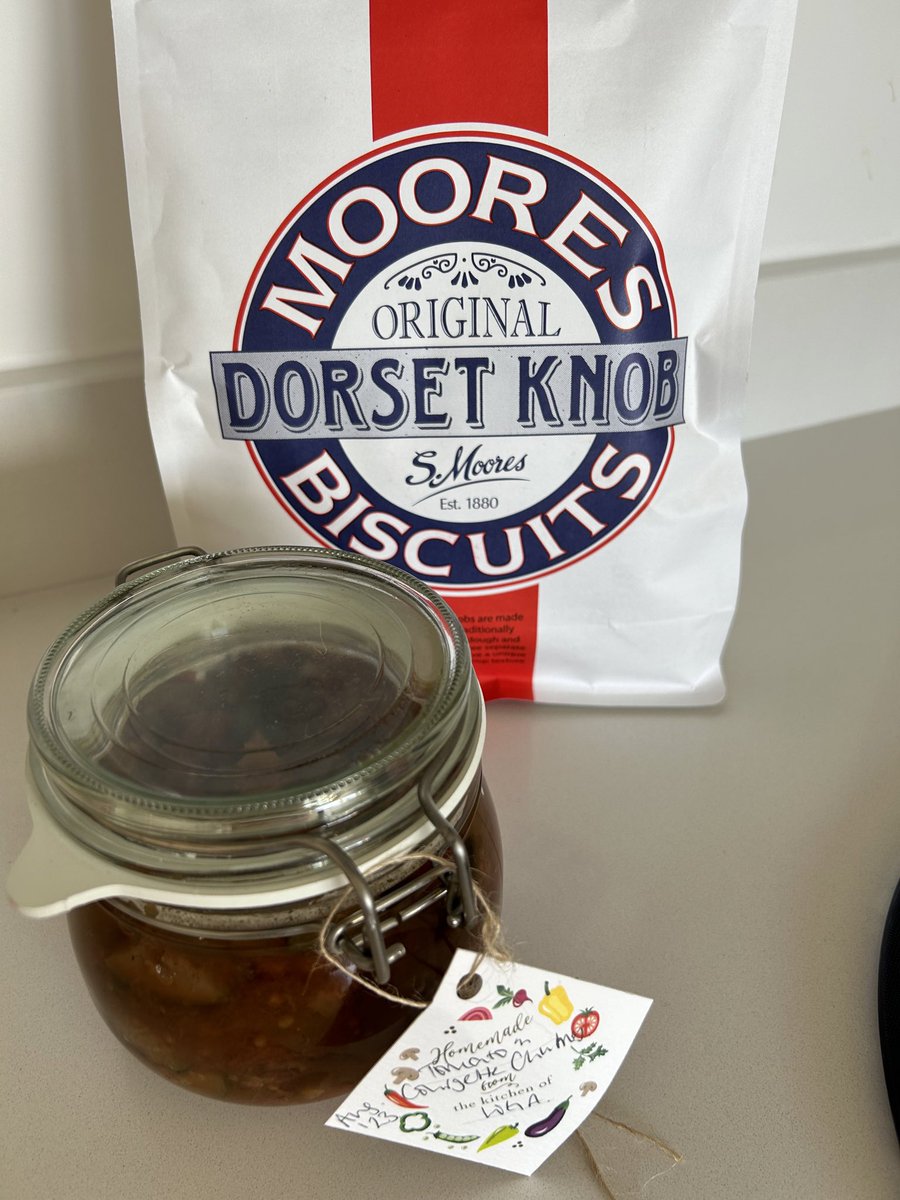 MaryjaneFurniss's tweet image. Guests who bring gifts &amp;amp; leave you with a  #fatrascal for #11venses 
Thank you @WGAbroad @katiegollop @cjr1968