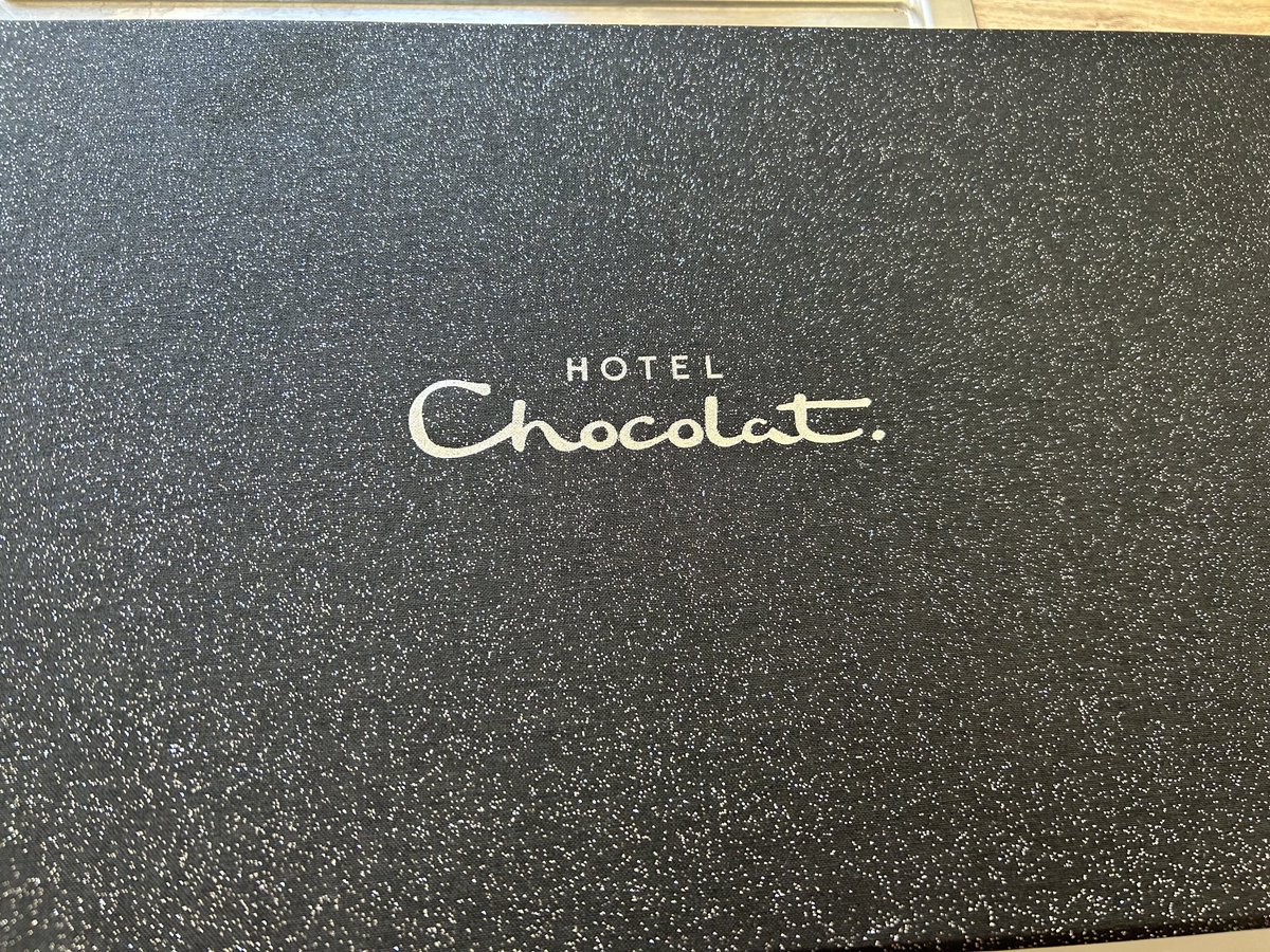 MaryjaneFurniss's tweet image. Guests who bring gifts &amp;amp; leave you with a  #fatrascal for #11venses 
Thank you @WGAbroad @katiegollop @cjr1968