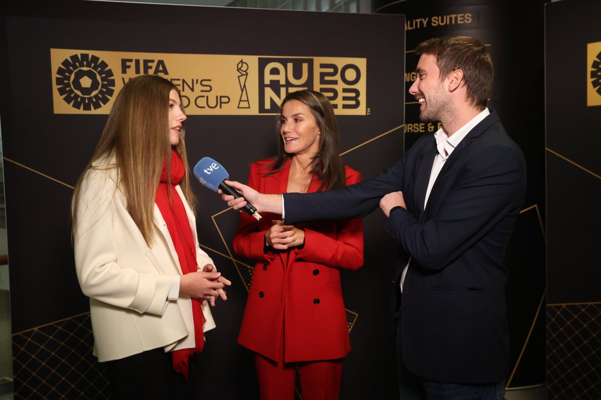 CasaReal's tweet photo. La Infanta Sofía, junto a la Reina, a su llegada al Estadio Australia para asistir a la final de la #FIFAWWC:

💬"Estoy deseando que empiece el partido y, sobre todo, ir después al vestuario también a felicitar a la @SEFutbolFem pase lo que pase."

➡️https://t.co/Pk3fCHLpdn https://t.co/hciLlMkx7T