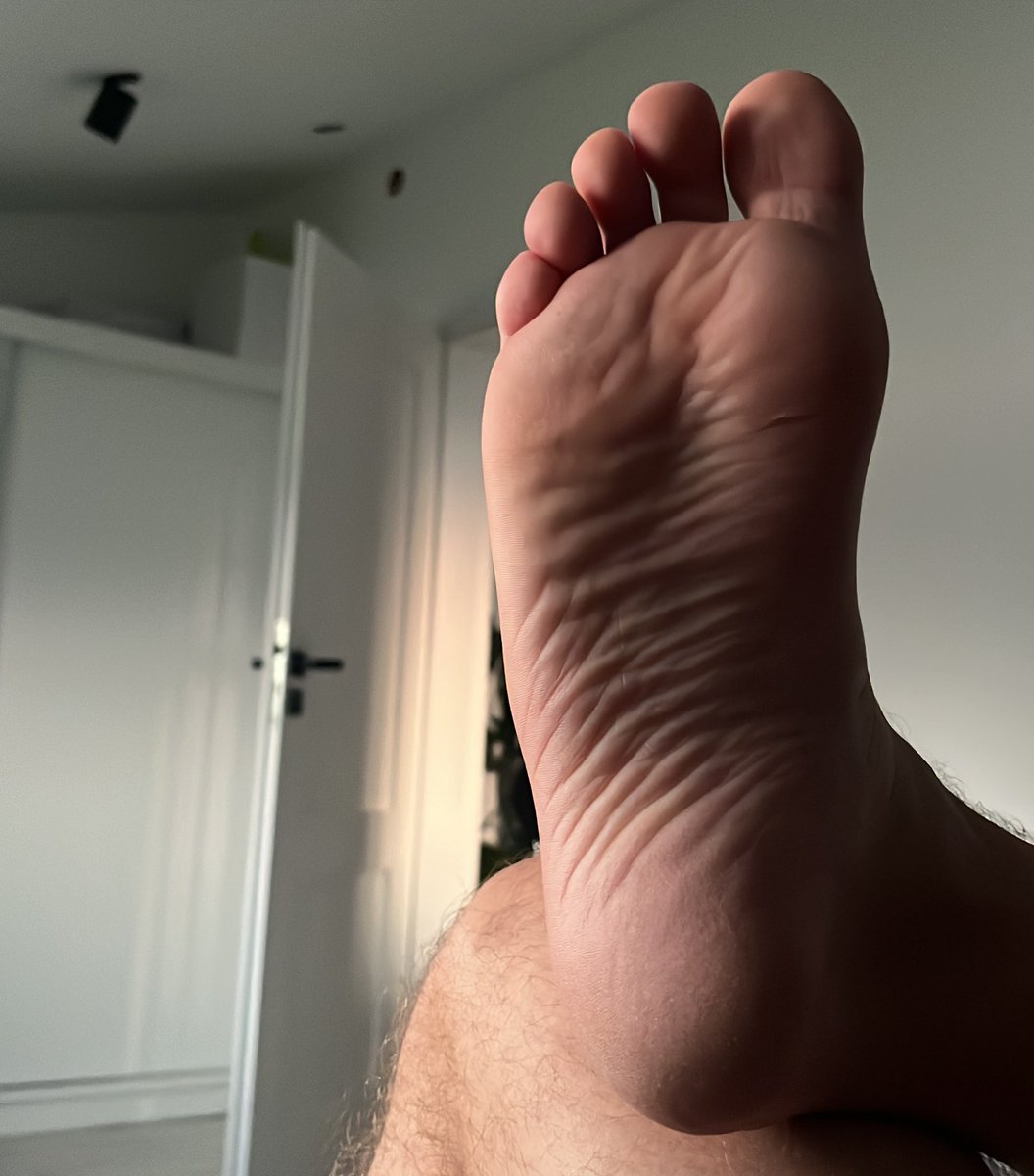 MasterKonrad1's tweet photo. I know you’re drooling 🤤 looking at this pic of my perfect sole. Get sending, you know I deserve it the most. 🤑

Wiem, że się ślinisz patrząc na te idealne spody. A więc wysyłaj kasę, wiesz, że ja na to zasługuje najbardziej. 😈 https://t.co/aJV8uyK1BM