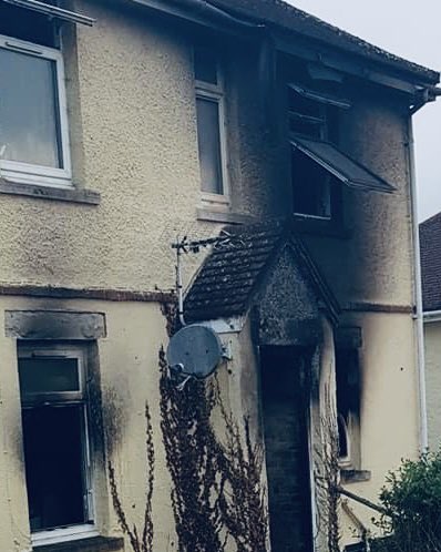 🚨Fire call🚨 Early this morning at 3:30am one fire engine was sent to Swanage to a property fire to help Swanage Fire Station. 
The occupants were alerted by working smoke alarms which helped them escape the property in time. #SmokeAlarmsSaveLives 

 #fire #firefighter #swanage