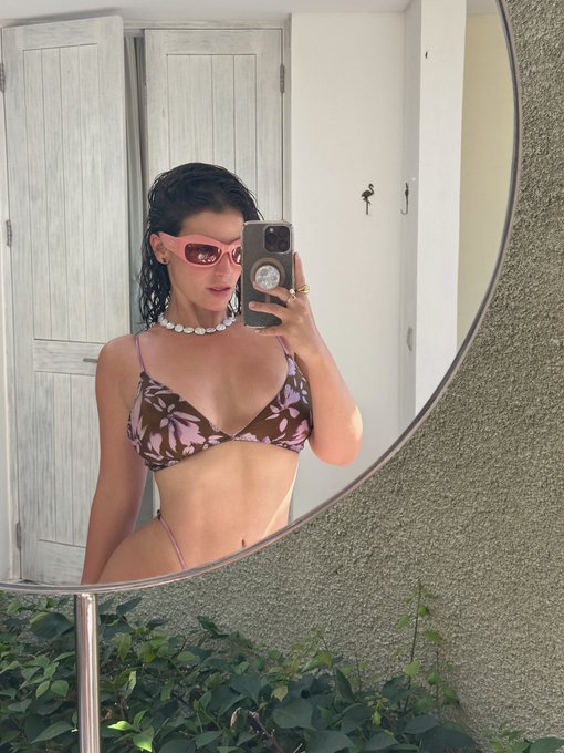 🧜🏻&zwj;♀️ https://t.co/7n74FxKYfm 🪞 https://t.co/gCYgJ87vb6