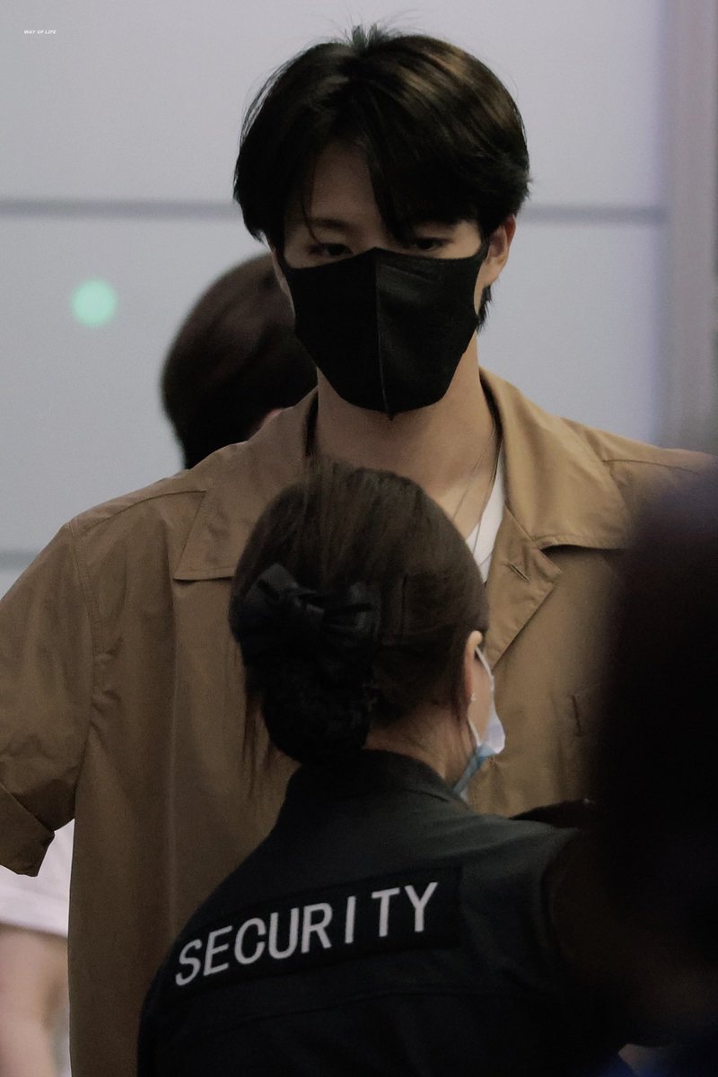 JenoFess's tweet image. jeno...setinggi ini??? 😭😭 -jn cr: WAYOFLIFE423