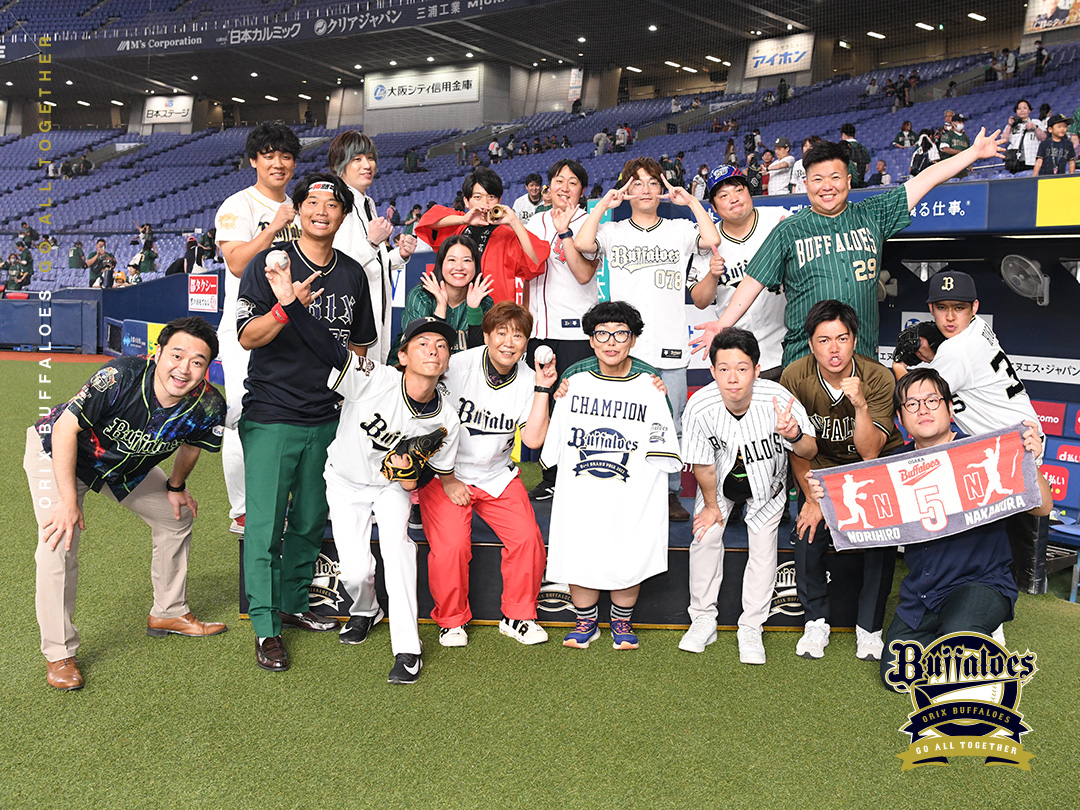 Orix_Buffaloes's tweet photo. 「第3回Bs-1グランプリ」王者は『チキチキジョニーさん』🏆✨
見事連覇おめでとうございます㊗️🎊
参加いただいた芸人の皆さまありがとうございました👏
#Bs2023 #プロ野球 #NPB #ORIX https://t.co/4kYMR0LxAn
