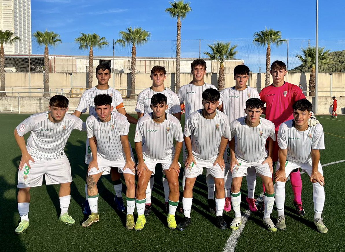 Cantera_CCF's tweet photo. ▶️El #JuvenilACCF se hizo ayer con el II Trofeo “Noche Blanca del Deporte” disputado en Nueva Carteya ante el @AD_Alcorcon 

Se llegó al final de los 90’ 1-1 con ⚽️gol de Rosa. La gran actuación de Juanqui🧤en la tanda de penaltis (paró 3), dio la victoria al CCF.

#CanteraCCF 💚 https://t.co/1Cy0KvZ5rd