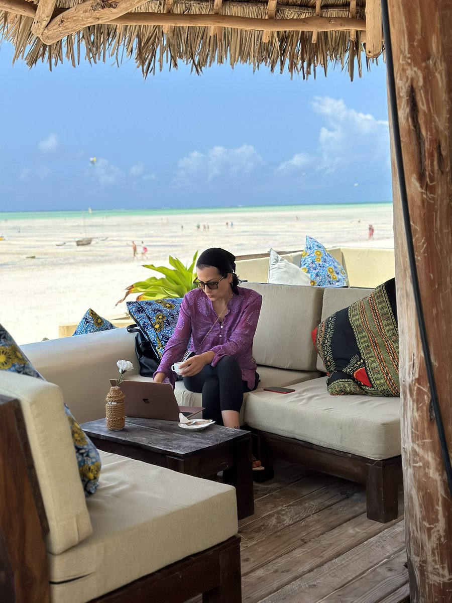seb_gerd's tweet photo. İnsan kendisiyle nereye gidebilir ki?
- Ben kendim olmadan bir yerlere gidemem…

#zanzibar #hintokyanusu https://t.co/PpFujSdwbr
