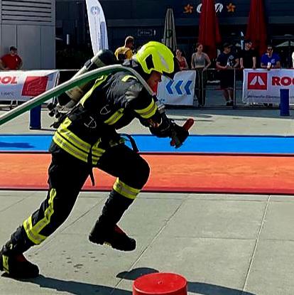 FwPotsdam's tweet photo. Am Freitag &amp; Samstag haben Kameraden der Freiwilligen #Feuerwehr die sportliche Herausforderung angenommen &amp; die Feuerwehr #Potsdam bei  🔥 Temperaturen auf der 17. Firefighter Combat Challenge in Berlin vertreten. Unser Respekt gilt allen Teilnehmenden 💪
#FürPotsdamImEinsatz^rk https://t.co/W0Lko1H1wk