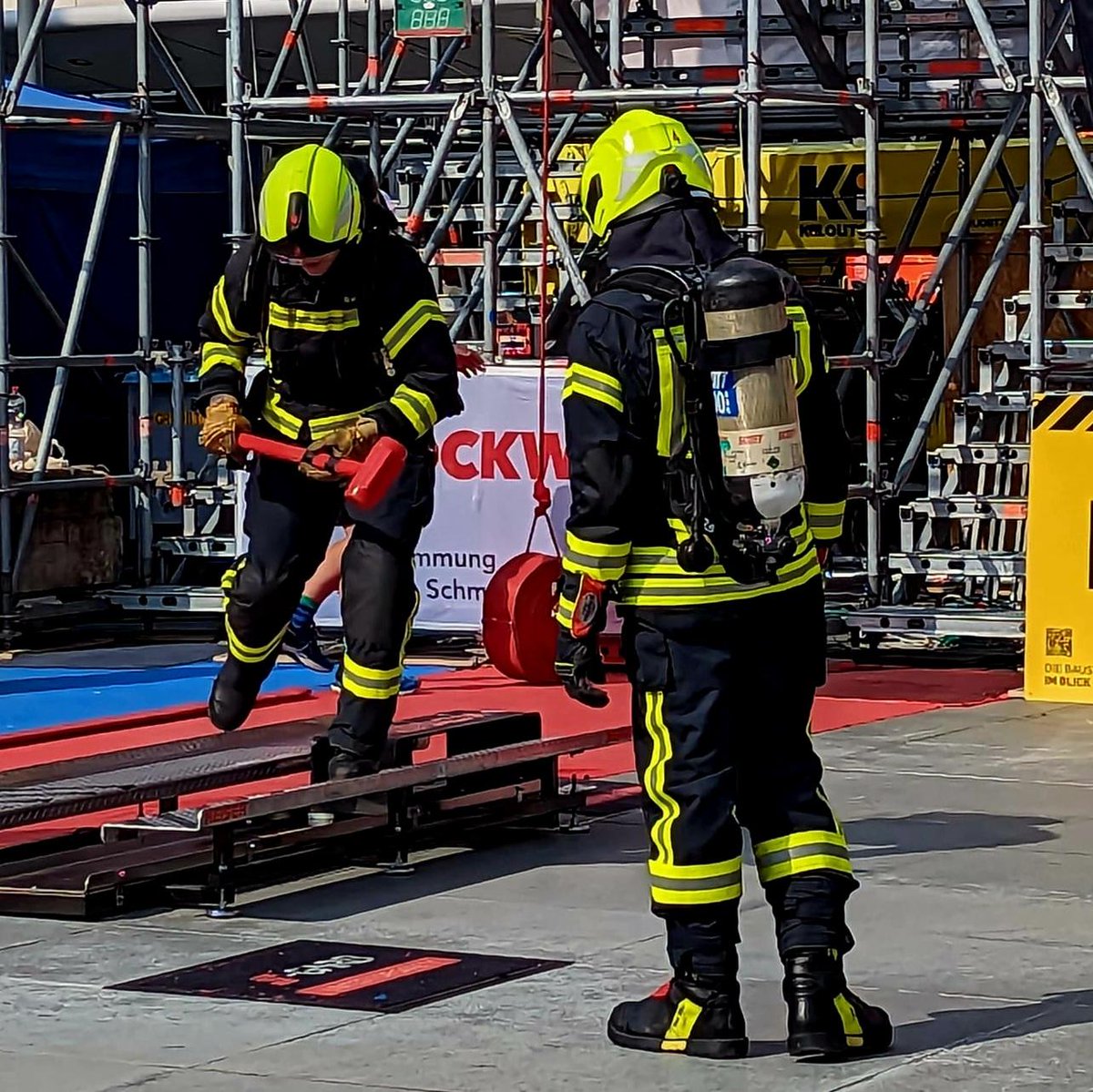 FwPotsdam's tweet photo. Am Freitag &amp; Samstag haben Kameraden der Freiwilligen #Feuerwehr die sportliche Herausforderung angenommen &amp; die Feuerwehr #Potsdam bei  🔥 Temperaturen auf der 17. Firefighter Combat Challenge in Berlin vertreten. Unser Respekt gilt allen Teilnehmenden 💪
#FürPotsdamImEinsatz^rk https://t.co/W0Lko1H1wk