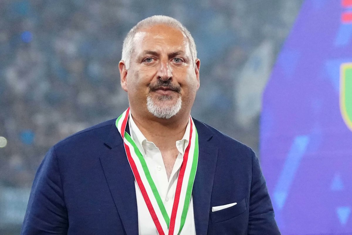 ka_dge's tweet photo. Se confrontiamo il calciomercato di #Napoli e #Juventus, è evidente che il lavoro di quest'uomo è sempre stato oscurato e sottovalutato almeno dai media. La partenza di Giuntoli e il calciomercato fatto da Micheli per il Napoli hanno evidenziato che lui è un vero gioiello del calciomercato partenopeo. Francamente l'anno scorso ero sotto questo clamore mediatico su Giuntoli ma nessuno parlava di Maurizio. Ecco perché lui è una sorta di rivelazione per me. Molti napoletani lo sapevano ma questo calciomercato ha dimostrato ancora una volta quanto lui sia prezioso.