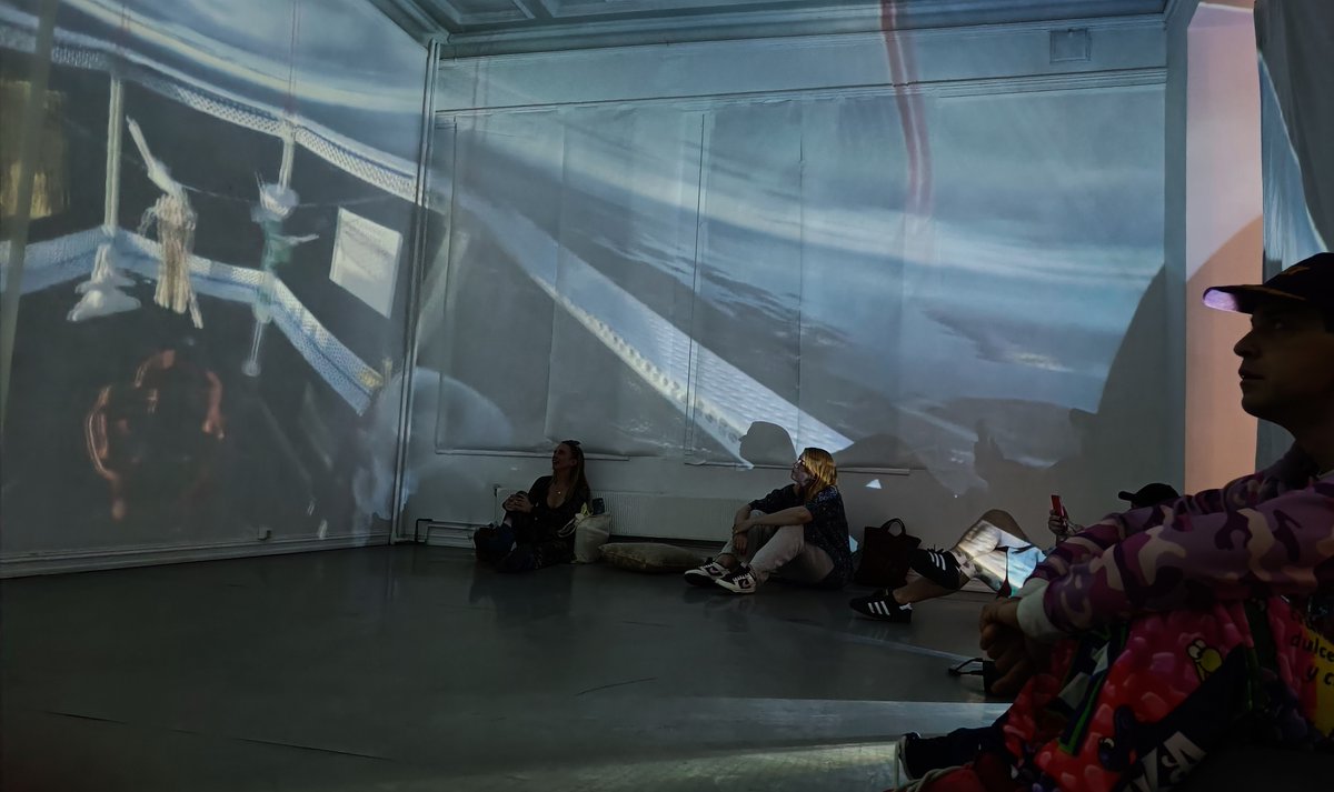 Prosjektskolen's tweet photo. Få  med utstillingen The Art of Anabasis med Projektskolens Autonome  Romprogram i Borggata 7 i helgen, åpent fra 1300-1800 på denne søndagen.  Chill på sakkosekk foran vår sfæriske romprojeksjon av ferden til  stratosfæren. Vel møtt 🎈🛰️📡 https://t.co/42tVD3ZcPx