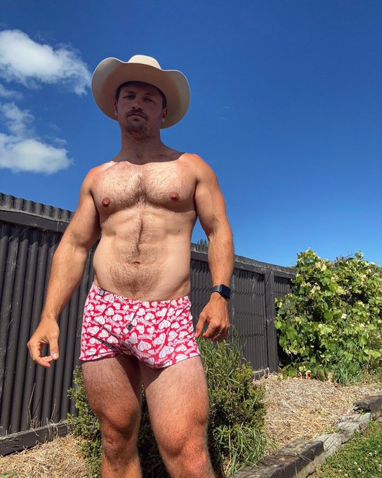 Comment below if you prefer shorts on or off? 😈🍆 https://t.co/LMkEXhnnQF