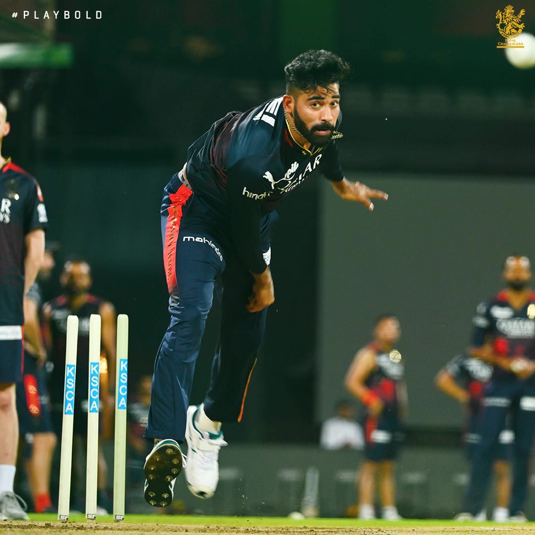 RCBTweets's tweet photo. #ClassicCommentary ft. Siraj 🗣️

"Knocked him over! An absolute peach of a delivery!" 🎳

#PlayBold #ನಮ್ಮRCB https://t.co/yrAHkNX6Yd