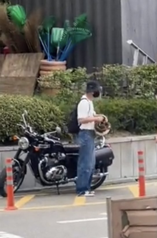 cloud_6104's tweet photo. Chanyeol is wearing the helmet Baekhyun is wearing from this pic he sent in bubble 😭😭😭 https://t.co/WZVN04ikt5
