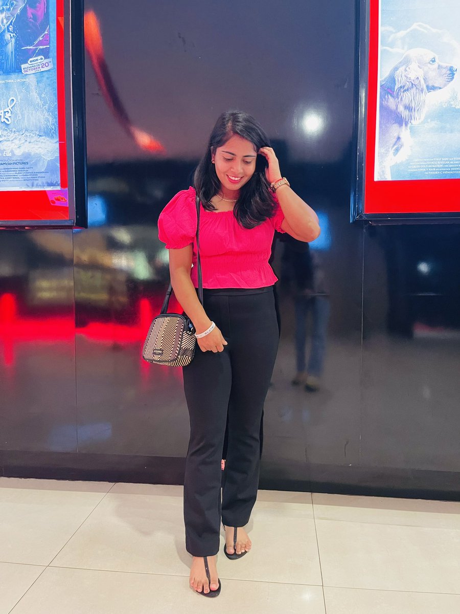 Nehagoyal_720's tweet photo. There is always a reason to smile. Find it.”❤️😊
#happy #enjoylife #bharatkisherniya #neha32 #goodmood #life #masti #movietime #happyweekend #weekend #sunday #funday https://t.co/cpXHIujTjA