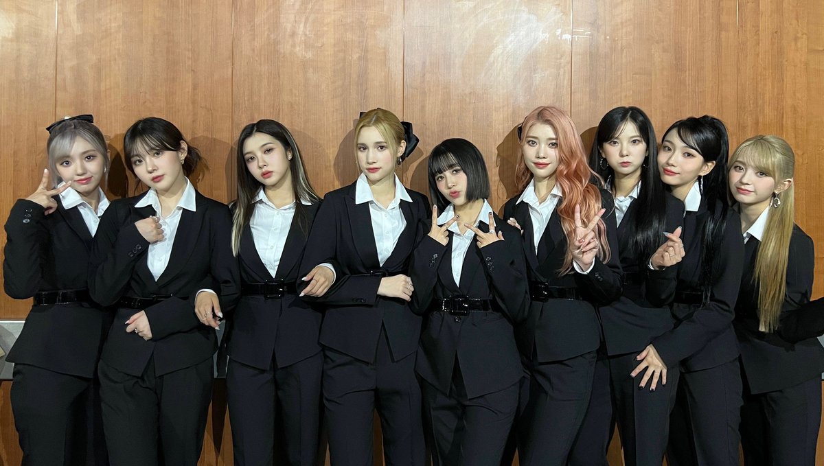 official_kep1er's tweet photo. [Catch the Moment📸]

엄청나게 뜨거웠던 케플리안 응원에
케플러도 텐션 🆙

걸크러쉬 뿜뿜 Mr. Mr. 까지
완벽했던 #KCONLA2023 ❤️‍🔥

LA 케플리안 고마워요 🫶
오늘부터 매일 케플러 생각해주기 💕

#Kep1er #케플러 https://t.co/OuDSRAfNMk