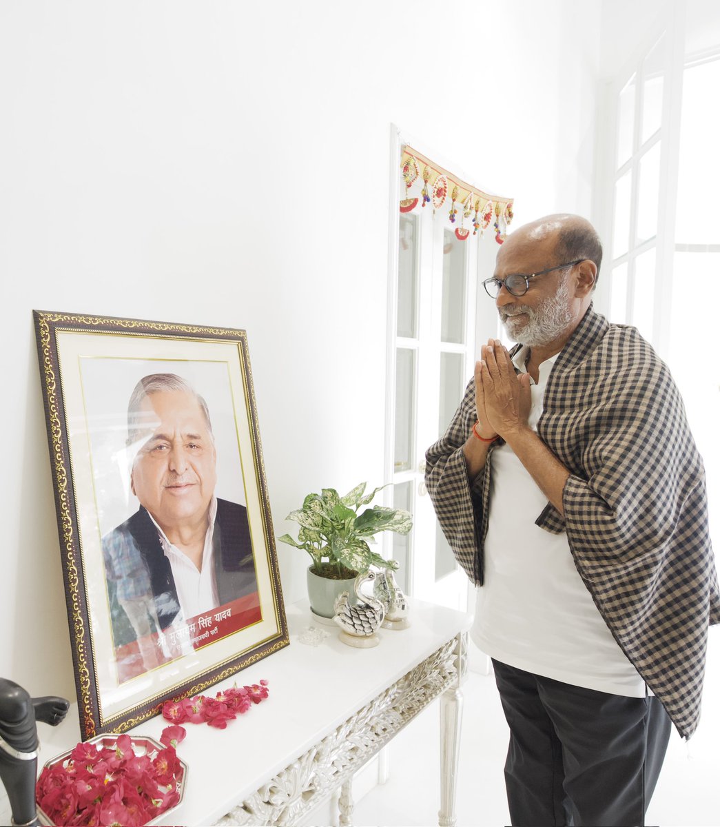 samajwadiparty's tweet photo. सुपरस्टार रजनीकांत जी ने माननीय राष्ट्रीय अध्यक्ष श्री अखिलेश यादव जी से आवास पर शिष्टाचार भेंट की एवं श्रद्धेय नेताजी को श्रद्धासुमन अर्पित किये। https://t.co/od3qK4HV3M