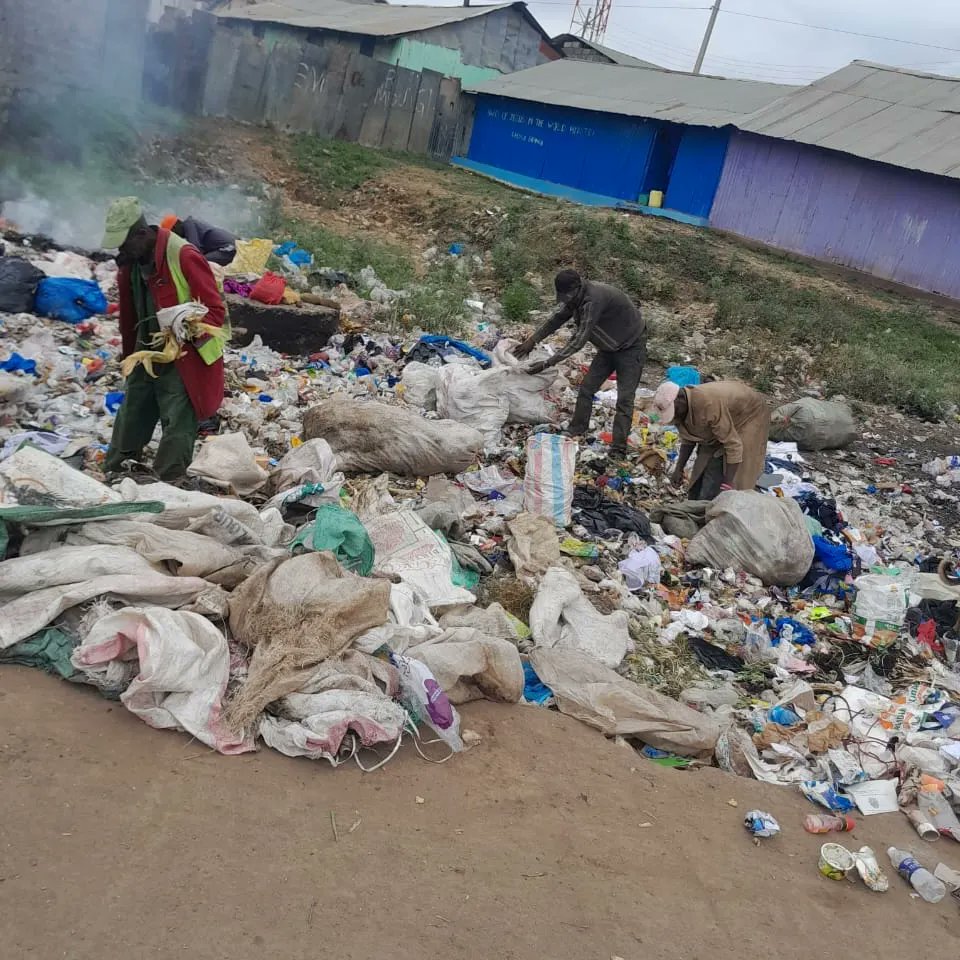 taka_kazi's tweet photo. Dynamic & driven, the youth at #BridgeShakers are in motion – Their mission? To champion the cause of clean surroundings. Let us #CleanConserveRecycle #Taka47Campaign #WasteManagement #CircularEconomy #SDGs #SaveThePlanet #Protecthumanity https://t.co/JWqUpvvjFj