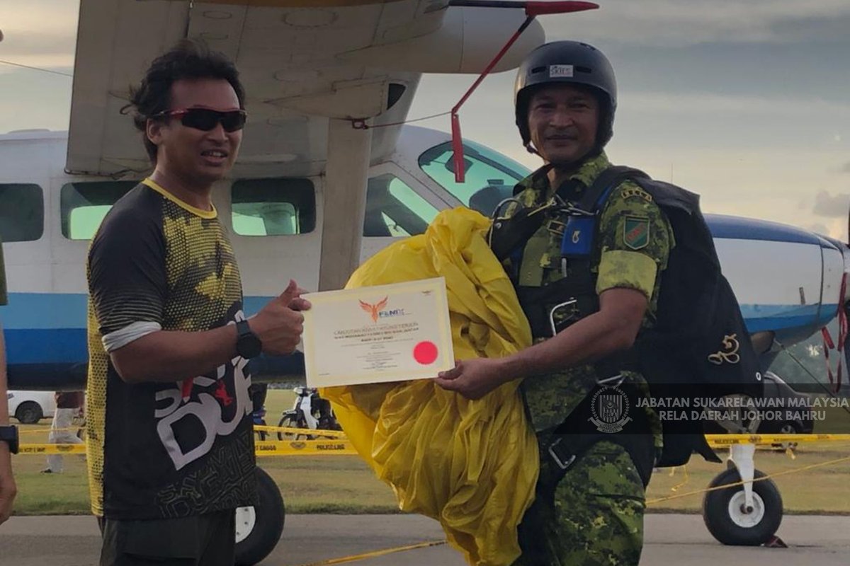 Tahniah kepada 4 x Anggota RELA Daerah Johor Bahru :
1. Encik Ismail B. Ahmad
2. Encik Wan Mohamad Fazree B. Wan Jaafar
3. Encik Tan Song Nam
4. Puan Au Mei Mei
#setiaberbakti  #RELAjiwaMalaysia
 <a href="/KDNPUTRAJAYA/">KDN🇲🇾</a> <a href="/relamalaysia/">relamalaysia</a> <a href="/yahyakgc/">Yahya Sulaiman</a> <a href="/RELA_Johor/">RELA Negeri Johor</a> <a href="/normanosak/">LongMan81</a>