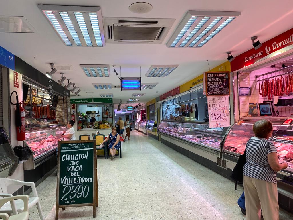 PilarBernado's tweet photo. Ayer estuve en el #Mercado de mi barrio #LaAlmozara
La mayoría de los puestos se venden o alquilan
#Capazo con el pescatero
Me contaba que no hay nadie que quiera trabajar en los puestos
Amén del sacrificio que supone, es que #NoHayFormaciones en pescadería, carnicería, etc. https://t.co/Ej0SPbOL9a