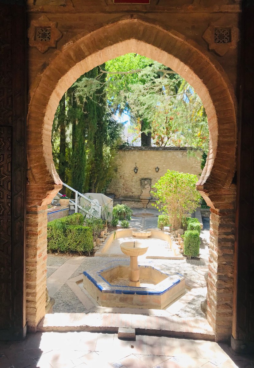 «Sonreír con la alegre tristeza del olivo,
esperar, no cansarse de esperar la alegría».

- Miguel Hernández 

📷 Palacio de Mondragón, Ronda.

#patrimonioandaluz